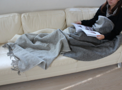 可愛いおしゃれな毛布のシルケボーウールブランケット北欧テイストチェック柄のモデルくつろぎシーン